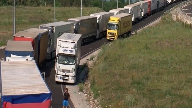Километрични опашки от тирове на границата с Турция
