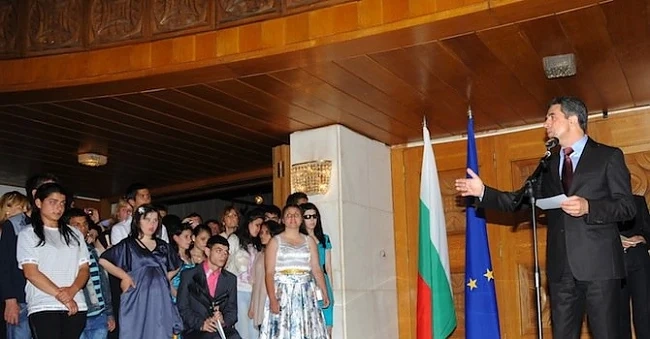 152 младежи на бал при президента