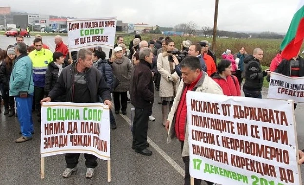 Жители на Сопот блокираха Подбалканския път
