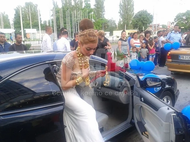 Абитуриентка дойде накичена с 1 кг злато на бала