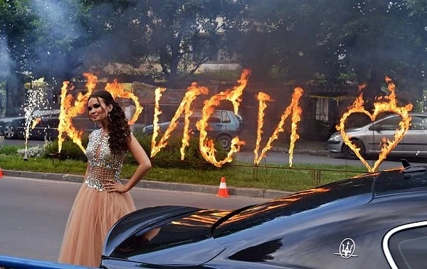 Абитуриентка подпали улицата, за да блесне на бала си