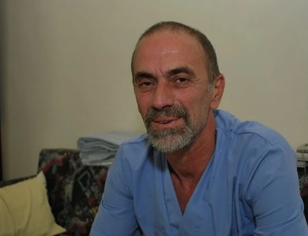 Шеф на болница се направи на просяк
