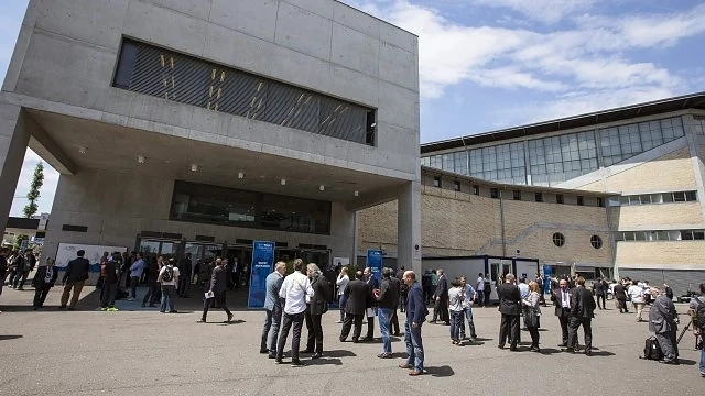 Конгресът на ФИФА поднови работа след бомбена заплаха