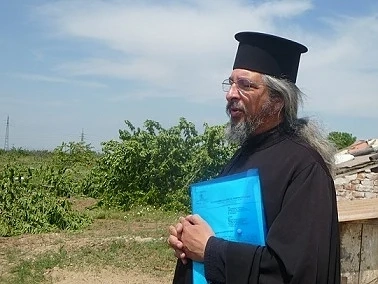 Свещеник: Грешно е да се слага храна на гробовете
