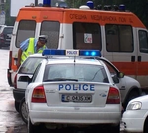 Граждани налетяха да бият доктори на спирка до \