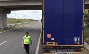 Уволниха корумпираният служител на ДАИ от клипа с турския тираджия