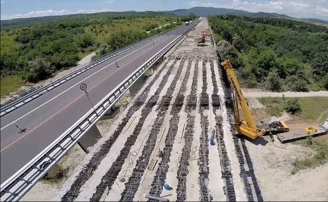 Ремонтът на дясното платно на автомагистрала \