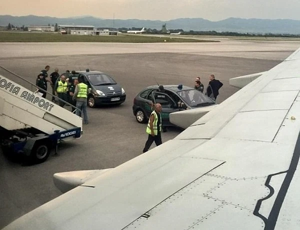 Самолет кацна принудително в София заради подпийнали пътници