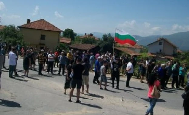 Ромки налетяха на чиновничка в Гърмен 