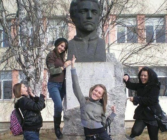 Момичета се гаврят с паметник на Левски