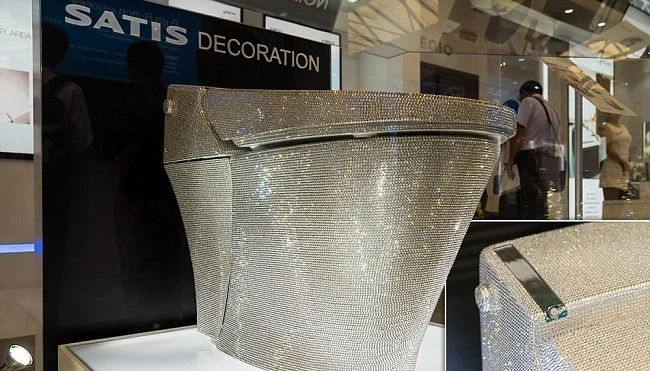  Вижте тоалетната със 72 000 кристала Swarovski