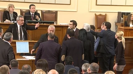 Въвеждат в черен списък непослушните депутати 