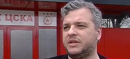 Ивайло Манджуков с декларация за Васил Божков и лиценза на ЦСКА