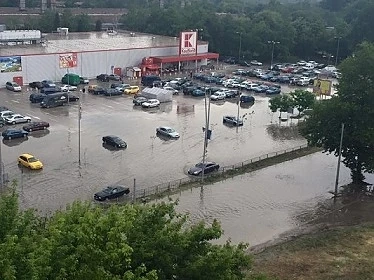 Наводнени улици и ураганен вятър в страната (СНИМКИ)