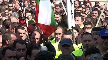 Полицаи, пожарникари и военни излизат на протест