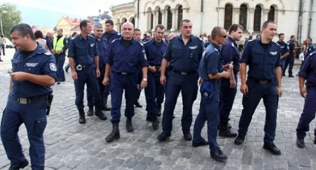 Продължават протестите на полицаите и пожарникарите
