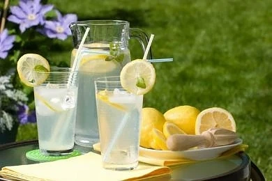 Лимоновата вода премахва петната по лицето