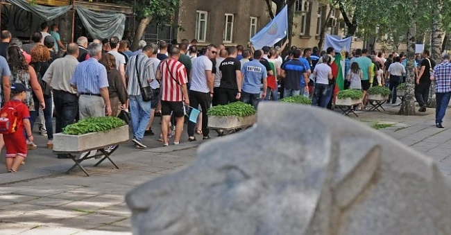 Продължават протестите на полицаите и пожарникарите
