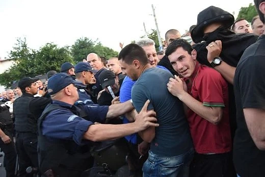 Полицейска блокада в Нови хан заради скандал с роми