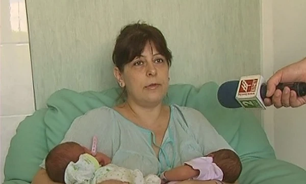 Жена на 43 години роди близнаци по естествен път