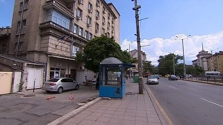 Метална лайстна падна от сграда върху движеща се кола в София