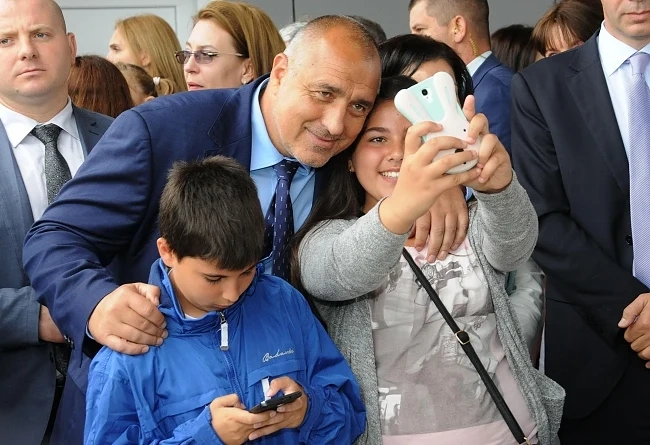 Деца на опашка да си направят селфи с премиера