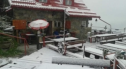 Сняг на хижа Ястребец (СНИМКИ)