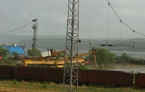 Буря връхлетя Варна. Преобърна се кран, а улици се наводниха