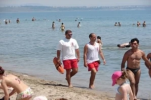 Спасителите на плажа остават на сухо, забраниха им свалките