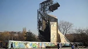 Авторът на паметника до НДК съди Столична община