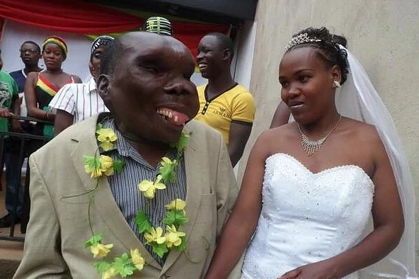 Най-грозният мъж стана баща на осмо дете 