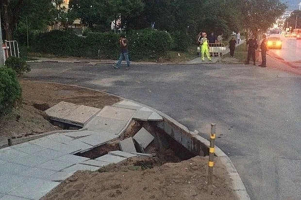 Заради дупката на \