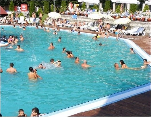 Водата в басейна може да боядиса косата ви зелена