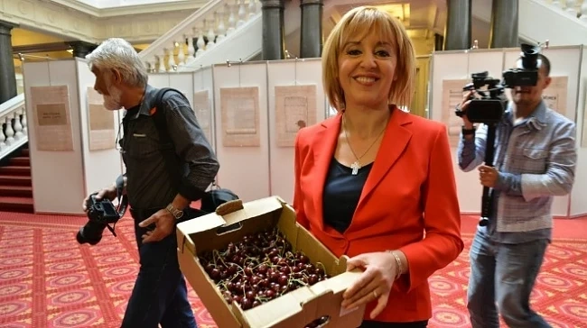 Мая Манолова нахрани парламента с череши