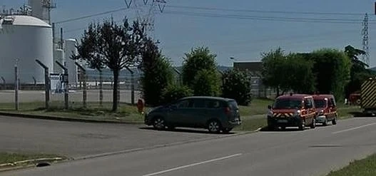 Човешка глава с надписи на арабски е открита на оградата на завода във Франция 