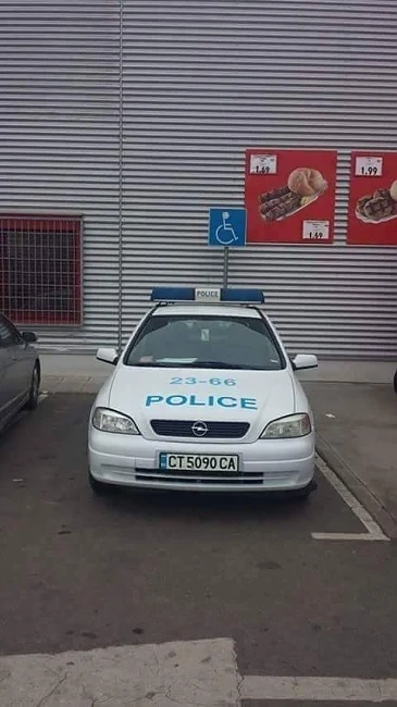 Полицаи в Стара Загора паркират на инвалидно място