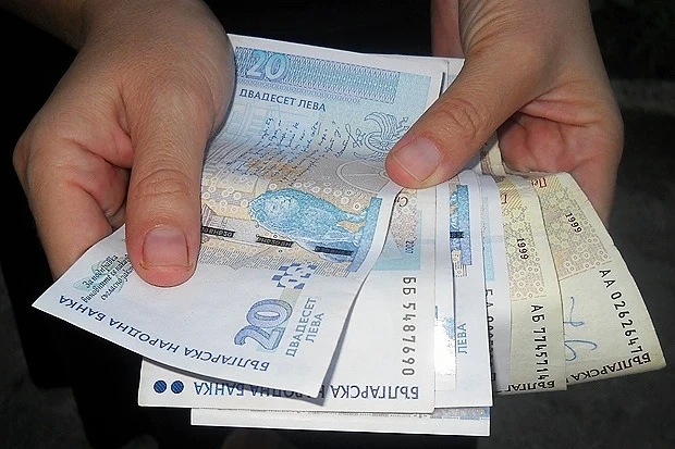 Вдигат минималната работна заплата