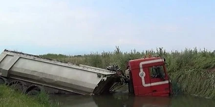 ТИР с асфалт се обърна край Пловдив (СНИМКИ)