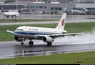 Китайският „Еърбъс А319“, който съобщи за проблеми, кацна