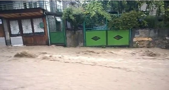  Къща рухна в Троян след проливните дъждове