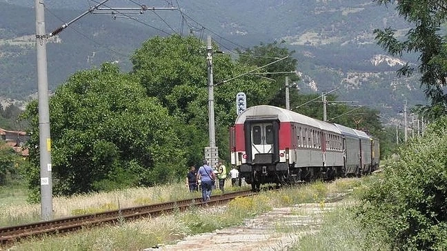 Влак помете кола на пътнически прелез