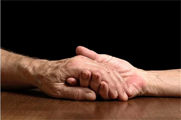 Баба и дядо починаха хванати ръка за ръка