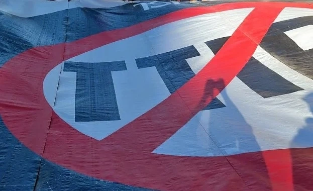 80 души на протест пред сградата на Еврокомисията в София