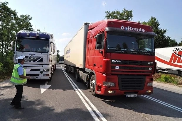 Ограничават тировете по автомагистралите от 14 до 20 часа
