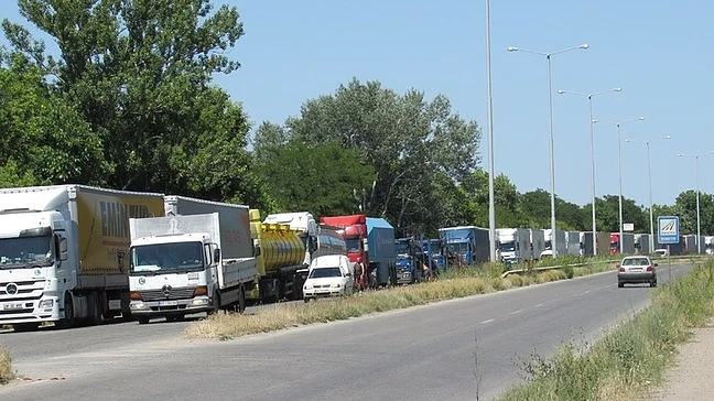 Километрична опашка от камиони се изви на \