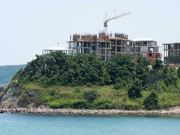 Наложени глоби за незаконни строежи по морето