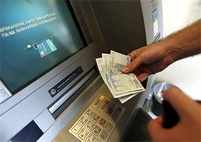 Парите по банкоматите в гръцко свършват