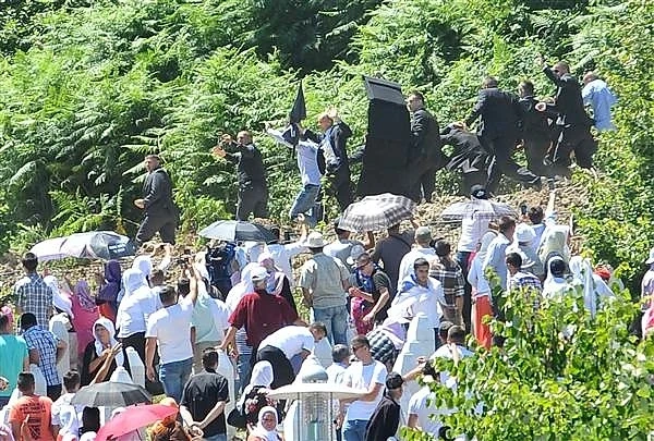 Замеряха сръбския премиер с камъни