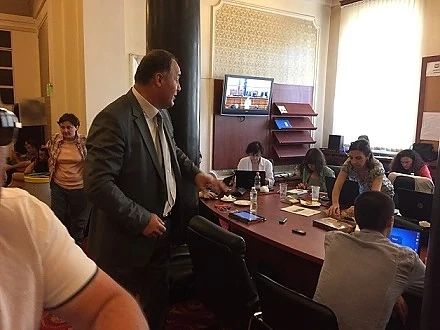 Депутатът Гюнай Хюсмен черпи с баклава в парламента (СНИМКИ)