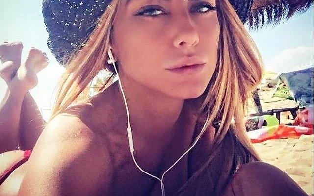 Венета Харизанова само по грим на плажа